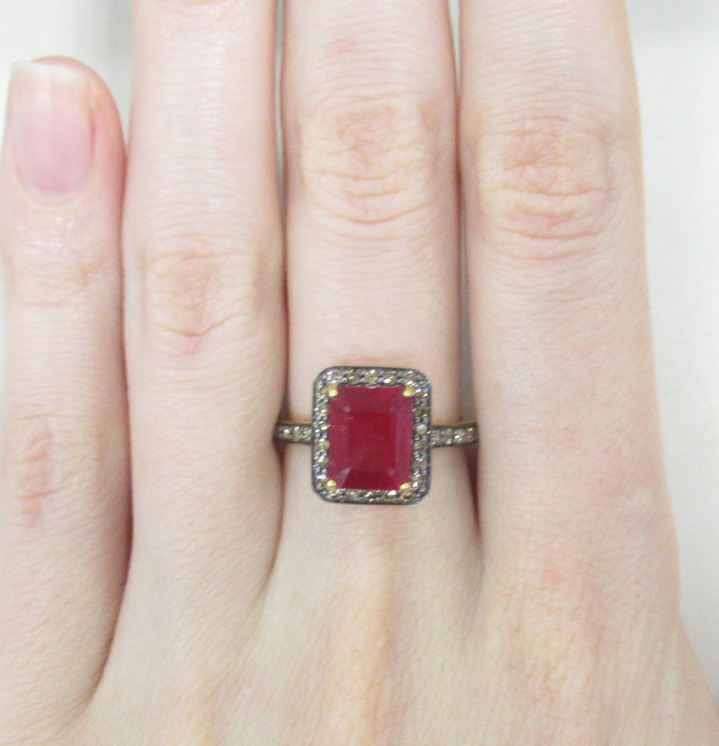 Серебряное кольцо 925 пробы; родий черный; вставки 1 Рубин F/2 3,5ct; 34 Бр.(R)Кр-17 0,35ct 5/5;